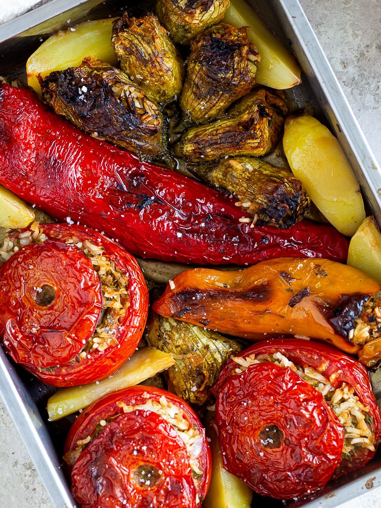 Fleurs de courgettes farcies à la grecque (yemistas) : une recette végétarienne facile, parfumée aux herbes fraîches, idéale pour l'été.