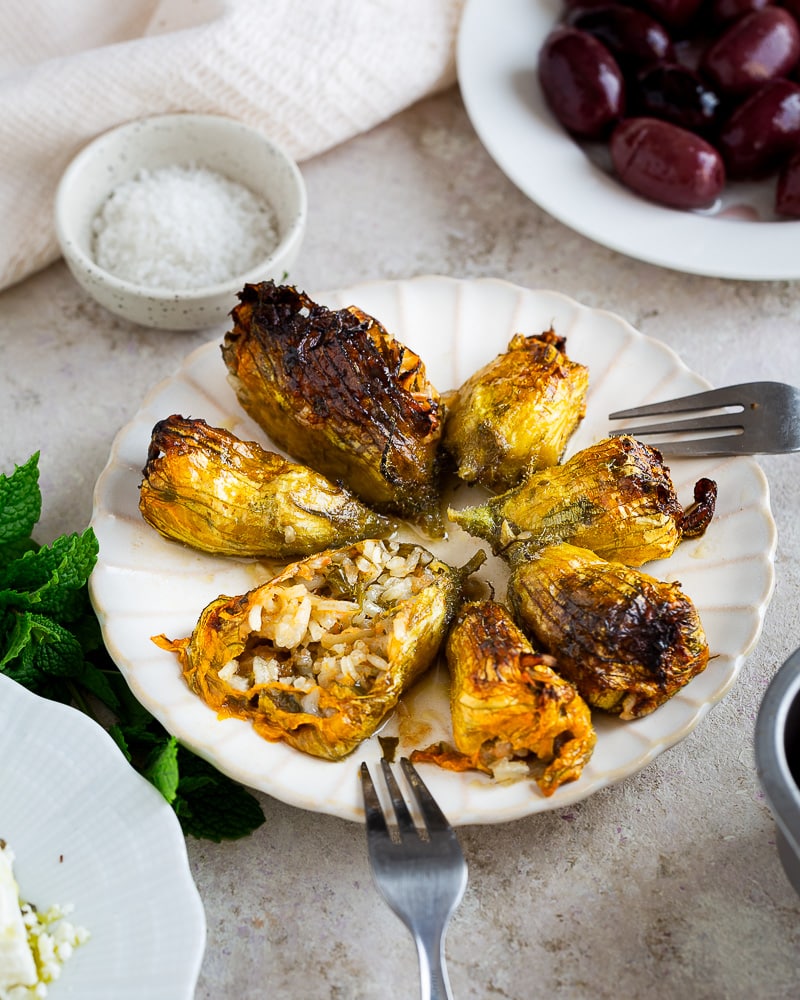Fleurs de courgettes farcies à la grecque (yemistas) : une recette végétarienne facile, parfumée aux herbes fraîches, idéale pour l'été.