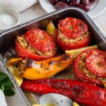 Fleurs de courgettes farcies à la grecque (yemistas) : une recette végétarienne facile, parfumée aux herbes fraîches, idéale pour l'été.