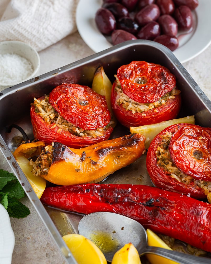 Fleurs de courgettes farcies à la grecque (yemistas) : une recette végétarienne facile, parfumée aux herbes fraîches, idéale pour l'été.