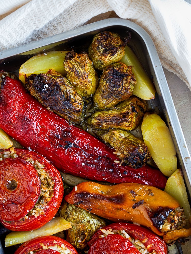 Fleurs de courgettes farcies à la grecque (yemistas) : une recette végétarienne facile, parfumée aux herbes fraîches, idéale pour l'été.