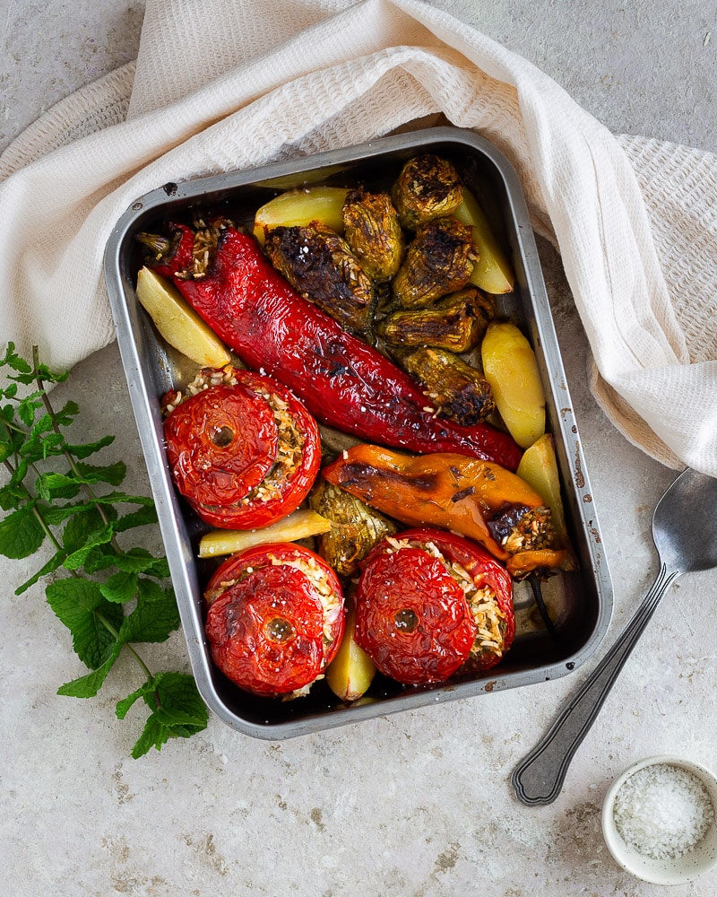Fleurs de courgettes farcies à la grecque (yemistas) : une recette végétarienne facile, parfumée aux herbes fraîches, idéale pour l'été.