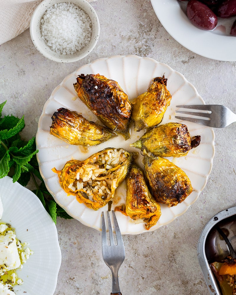 Fleurs de courgettes farcies à la grecque (yemistas) : une recette végétarienne facile, parfumée aux herbes fraîches, idéale pour l'été.