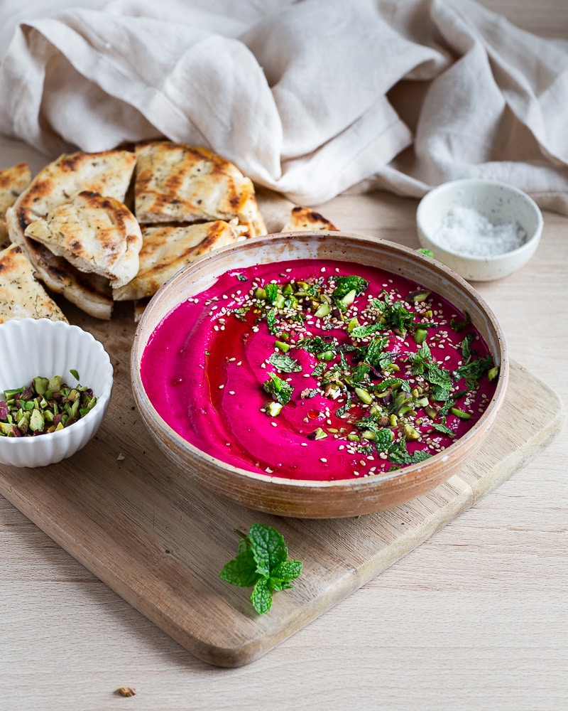 Envie d’un dip frais et coloré ? Découvrez notre Borani de betterave, une recette iranienne simple, végétale et pleine de saveurs, parfaite avec des pitas maison.