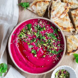 Envie d’un dip frais et coloré ? Découvrez notre Borani de betterave, une recette iranienne simple, végétale et pleine de saveurs, parfaite avec des pitas maison.