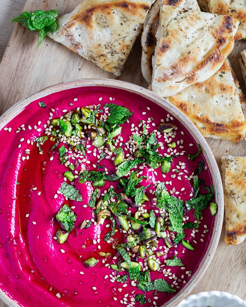 Envie d’un dip frais et coloré ? Découvrez notre Borani de betterave, une recette iranienne simple, végétale et pleine de saveurs, parfaite avec des pitas maison.