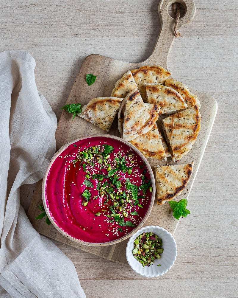 Envie d’un dip frais et coloré ? Découvrez notre Borani de betterave, une recette iranienne simple, végétale et pleine de saveurs, parfaite avec des pitas maison.