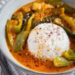 Préparez des courgettes curry coco en moins de 30 minutes : un plat végétarien, parfumé et crémeux, à savourer avec du riz ou du tofu.