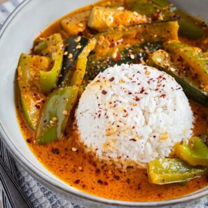 Préparez des courgettes curry coco en moins de 30 minutes : un plat végétarien, parfumé et crémeux, à savourer avec du riz ou du tofu.