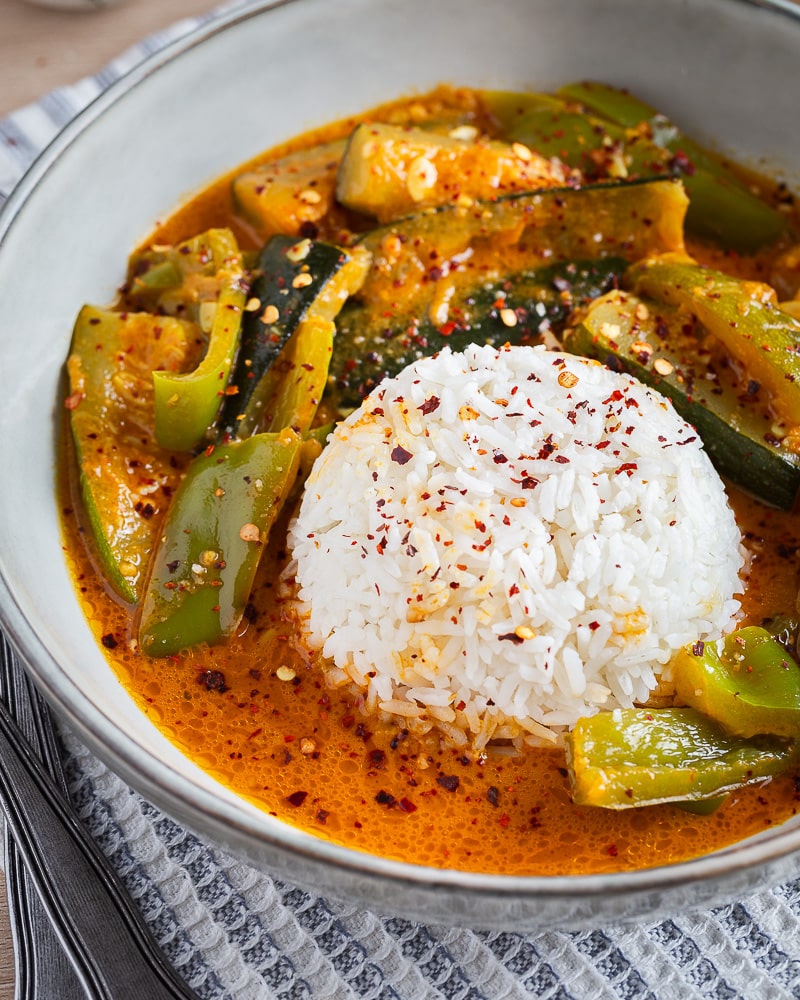 Préparez des courgettes curry coco en moins de 30 minutes : un plat végétarien, parfumé et crémeux, à savourer avec du riz ou du tofu.