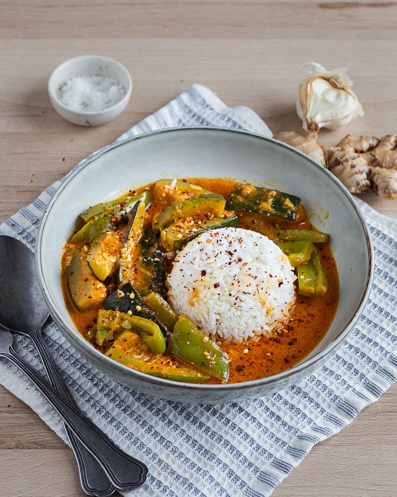 Préparez des courgettes curry coco en moins de 30 minutes : un plat végétarien, parfumé et crémeux, à savourer avec du riz ou du tofu.