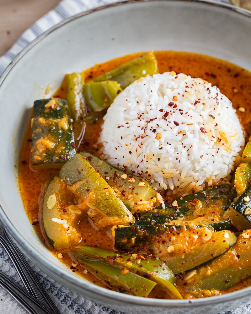 Préparez des courgettes curry coco en moins de 30 minutes : un plat végétarien, parfumé et crémeux, à savourer avec du riz ou du tofu.