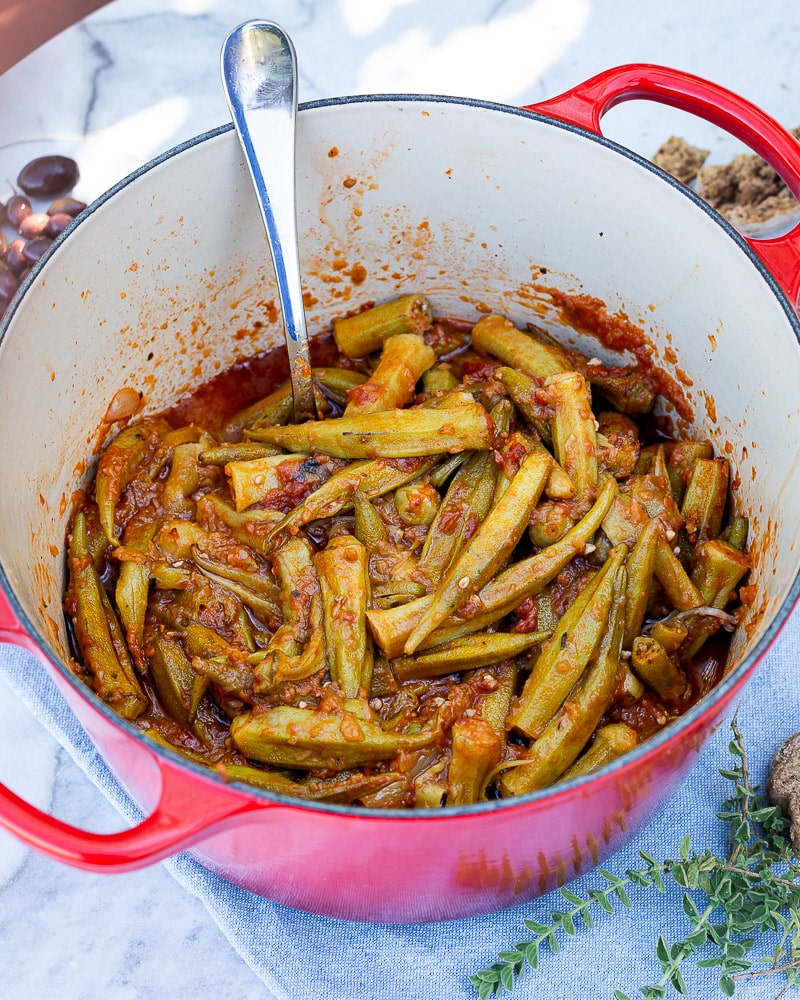 Découvrez comment préparer des gombos en sauce tomate à la grecque (Bamiès giachní) : une recette familiale simple, mijotée à l’huile d’olive, aux tomates et aux herbes, parfaite avec du pain, du riz ou de la feta.
