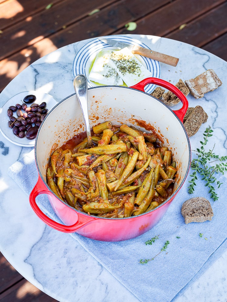 Découvrez comment préparer des gombos en sauce tomate à la grecque (Bamiès giachní) : une recette familiale simple, mijotée à l’huile d’olive, aux tomates et aux herbes, parfaite avec du pain, du riz ou de la feta.