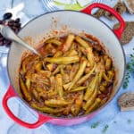 Découvrez comment préparer des gombos en sauce tomate à la grecque (Bamiès giachní) : une recette familiale simple, mijotée à l’huile d’olive, aux tomates et aux herbes, parfaite avec du pain, du riz ou de la feta.