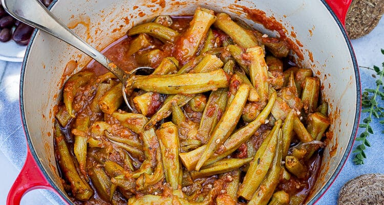 Gombos en sauce tomate à la grecque (Bamiès giachní – μπάμιες γιαχνί)