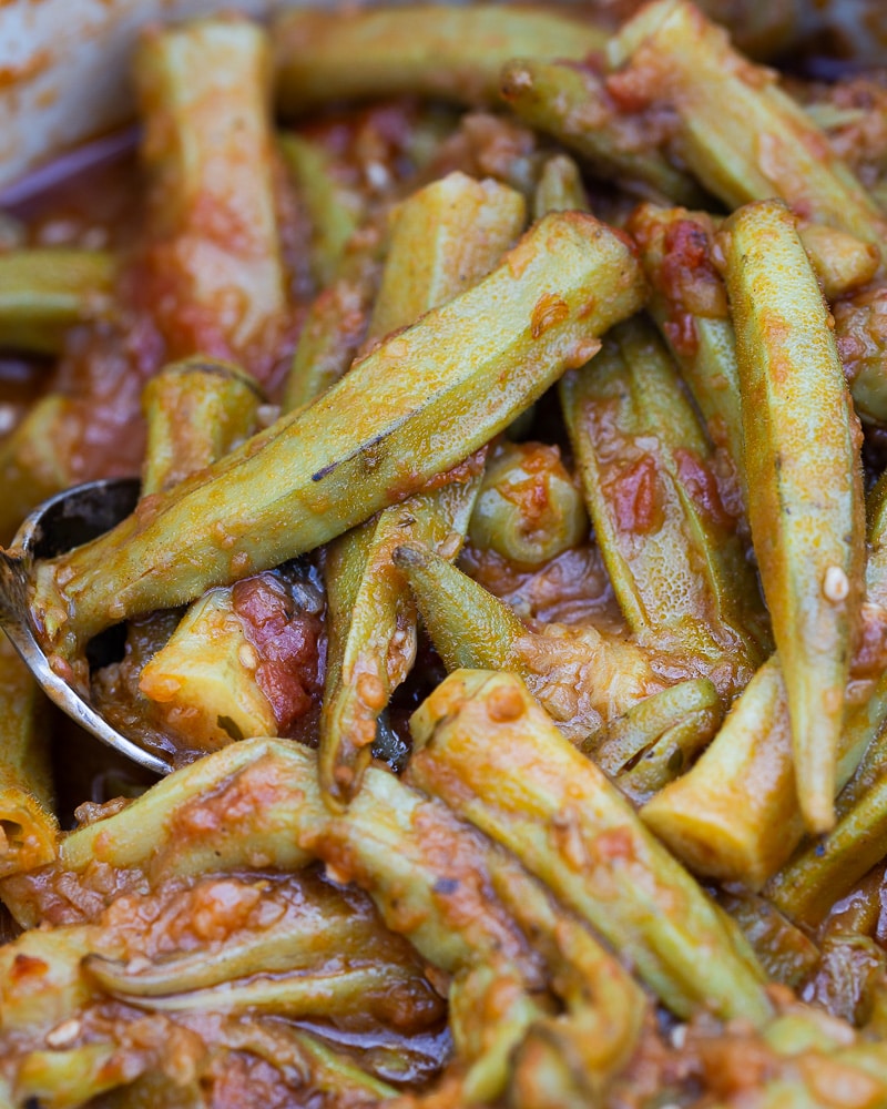 Découvrez comment préparer des gombos en sauce tomate à la grecque (Bamiès giachní) : une recette familiale simple, mijotée à l’huile d’olive, aux tomates et aux herbes, parfaite avec du pain, du riz ou de la feta.