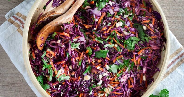 Salade de chou rouge, carotte et cacahuète aux saveurs d’automne et aux inspirations asiatiques