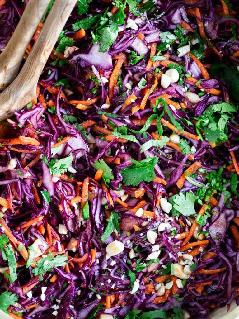 Salade de chou rouge, carotte et cacahuète, une recette de fin d'année, croquante et parfumée aux saveurs d’inspiration asiatique.