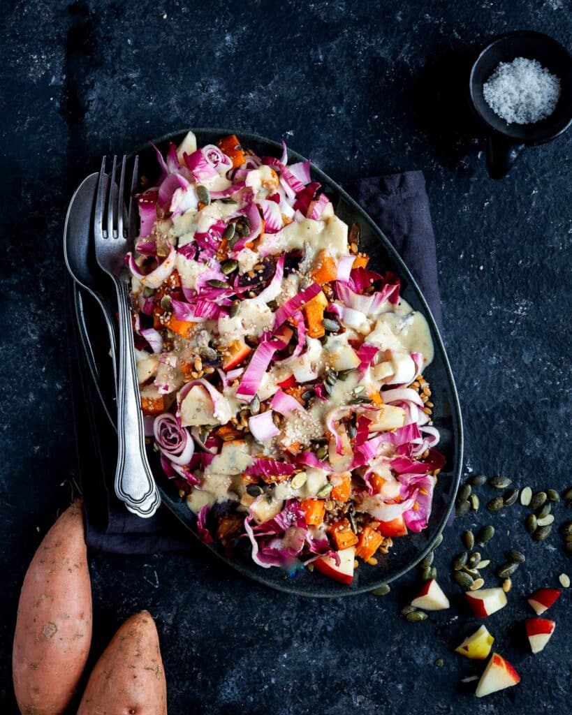 Salade d’endives, patate douce rôtie et petit épeautre : une idée d’automne sucrée-salée, facile à préparer et parfaite en meal prep !