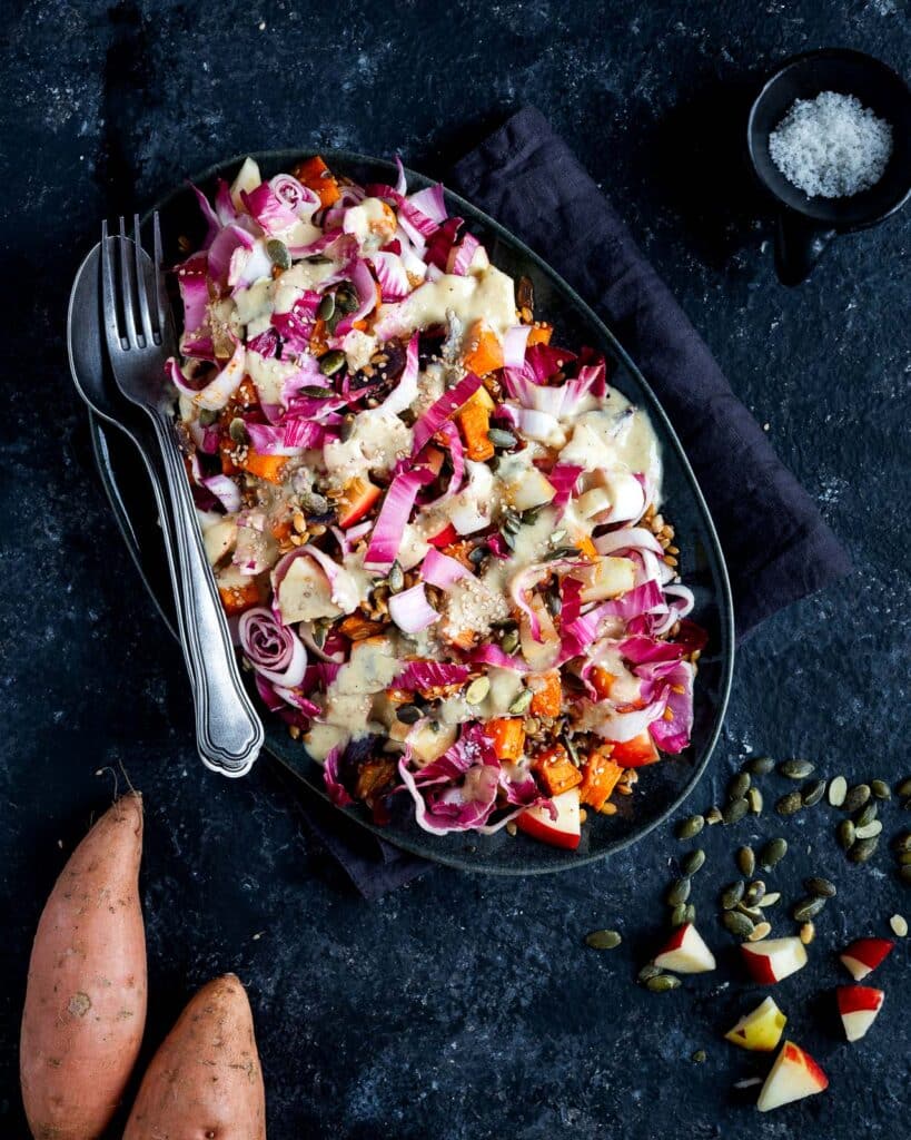 Salade d’endives, patate douce rôtie et petit épeautre : une idée d’automne sucrée-salée, facile à préparer et parfaite en meal prep !