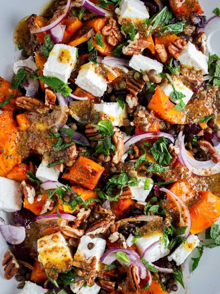 Salade de potimarron, betterave et lentilles : un plat d’automne coloré et complet, relevé d’une vinaigrette au miel et à la levure maltée.