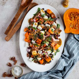 Salade de potimarron, betterave et lentilles : un plat d’automne coloré et complet, relevé d’une vinaigrette au miel et à la levure maltée.