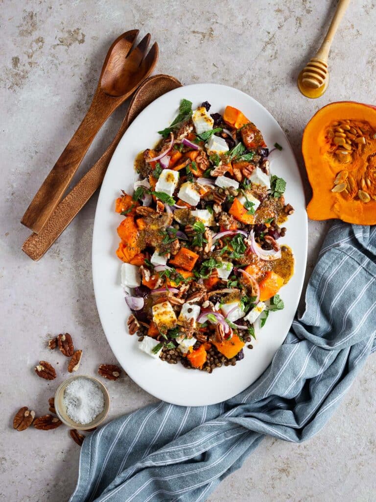 Salade de potimarron, betterave et lentilles : un plat d’automne coloré et complet, relevé d’une vinaigrette au miel et à la levure maltée.