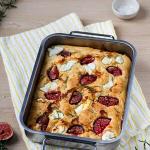 Découvrez la focaccia figue brousse miel, une recette facile et moelleuse, parfaite pour savourer les dernières figues de la saison.