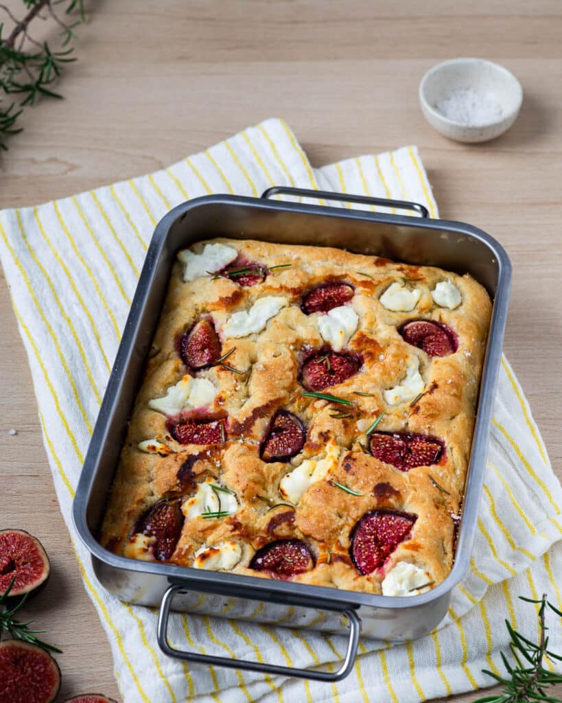 Découvrez la focaccia figue brousse miel, une recette facile et moelleuse, parfaite pour savourer les dernières figues de la saison.