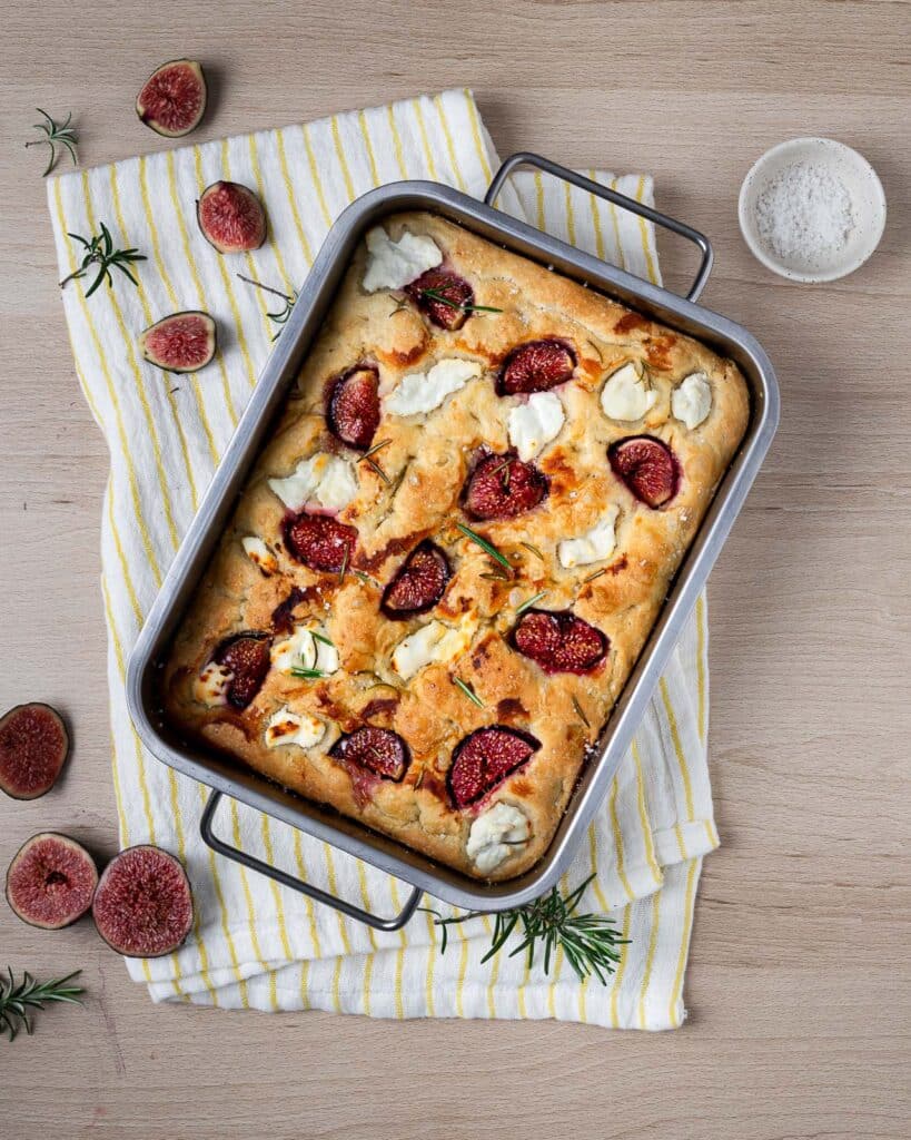 Découvrez la focaccia figue brousse miel, une recette facile et moelleuse, parfaite pour savourer les dernières figues de la saison.