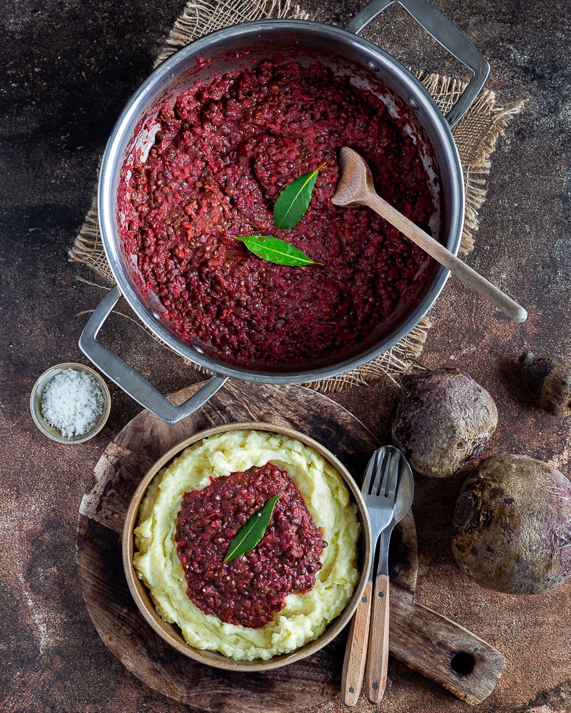 Découvrez notre ragoût de lentilles à la betterave : un plat végétarien, rustique et savoureux, parfait pour un repas simple, sain et coloré.