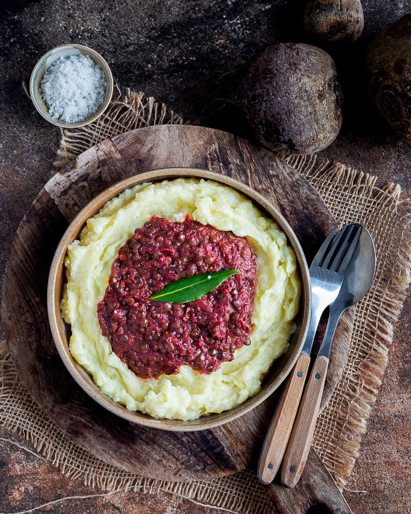 Découvrez notre ragoût de lentilles à la betterave : un plat végétarien, rustique et savoureux, parfait pour un repas simple, sain et coloré.