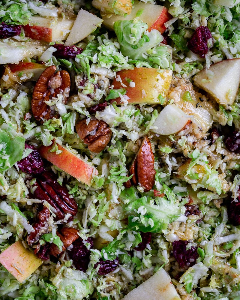 Découvrez notre salade d’automne de choux de Bruxelles crus, une recette croquante, colorée et pleine de vitalité. Simple, saine et délicieuse !