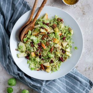 Découvrez notre salade d’automne de choux de Bruxelles crus, une recette croquante, colorée et pleine de vitalité. Simple, saine et délicieuse !