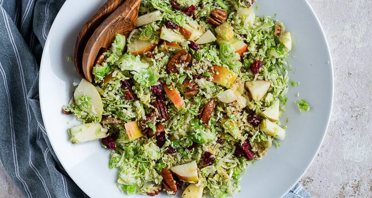 Salade d’automne de choux de Bruxelles crus : croquante, colorée et ultra rapide