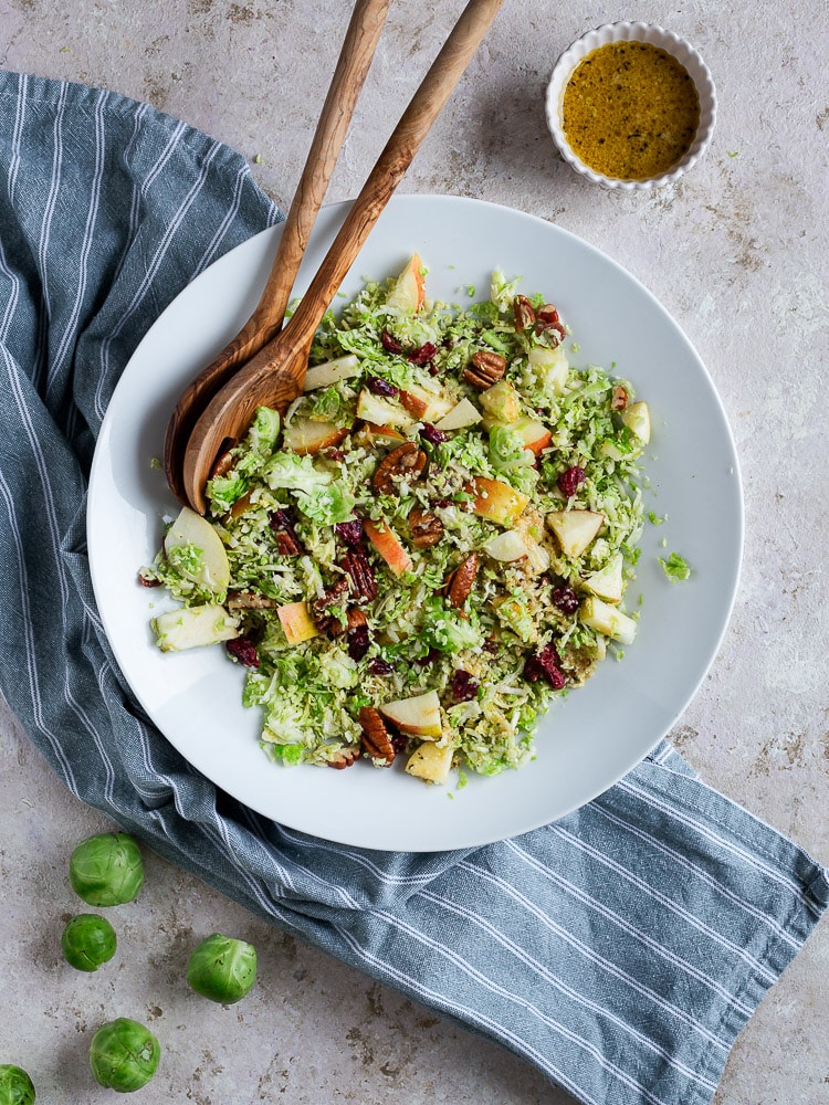 Salade d’automne de choux de Bruxelles crus : croquante, colorée et ultra rapide