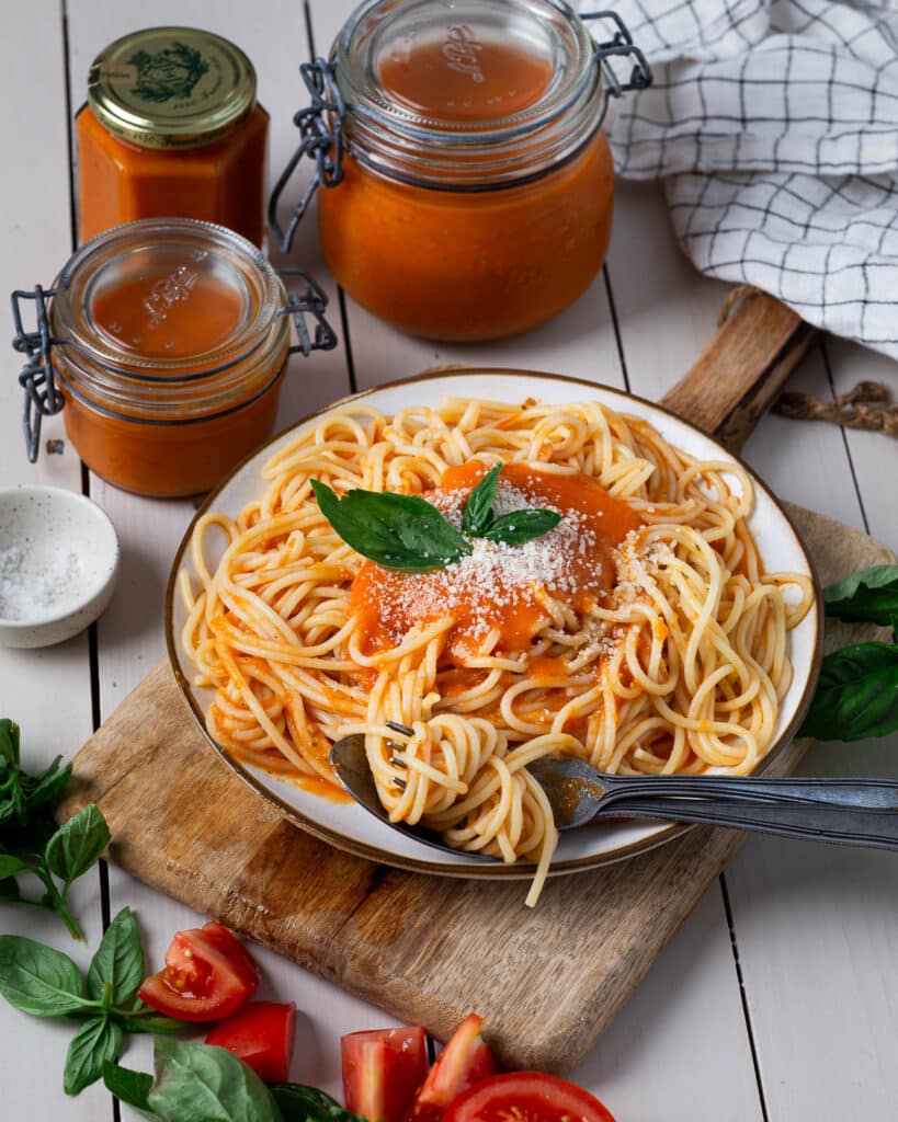 Découvrez comment préparer une sauce tomate maison aux tomates fraîches simple, parfaite à congeler ou mettre en bocaux pour prolonger l’été.
