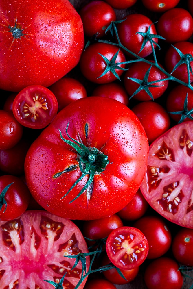 Découvrez comment préparer une sauce tomate maison aux tomates fraîches simple, parfaite à congeler ou mettre en bocaux pour prolonger l’été.