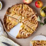 Découvrez notre tarte double pomme, une recette simple et peu sucrée qui sublime les pommes d’automne avec une compote maison et des lamelles dorées.