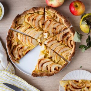 Découvrez notre tarte double pomme, une recette simple et peu sucrée qui sublime les pommes d’automne avec une compote maison et des lamelles dorées.