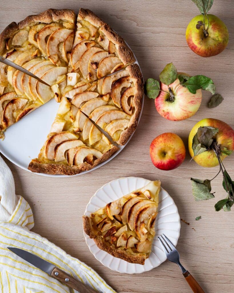 Découvrez notre tarte double pomme, une recette simple et peu sucrée qui sublime les pommes d’automne avec une compote maison et des lamelles dorées.