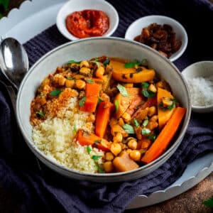 Un plat complet et économique aux légumes d’hiver, inspiré du couscous amazigh. Rapide, pratique et parfait pour les repas de la semaine.