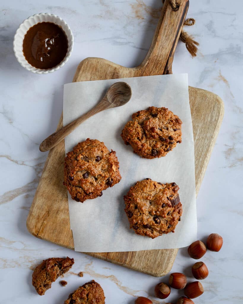 Recette facile de cookies chocolat noisette vegan et sans gluten. Texture chewy, sans beurre ni œuf, à la purée de noisette et pépites de chocolat.