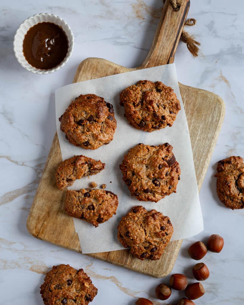 Recette facile de cookies chocolat noisette vegan et sans gluten. Texture chewy, sans beurre ni œuf, à la purée de noisette et pépites de chocolat.