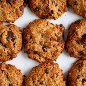 Recette facile de cookies chocolat noisette vegan et sans gluten. Texture chewy, sans beurre ni œuf, à la purée de noisette et pépites de chocolat.