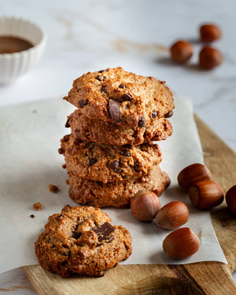 Recette facile de cookies chocolat noisette vegan et sans gluten. Texture chewy, sans beurre ni œuf, à la purée de noisette et pépites de chocolat.