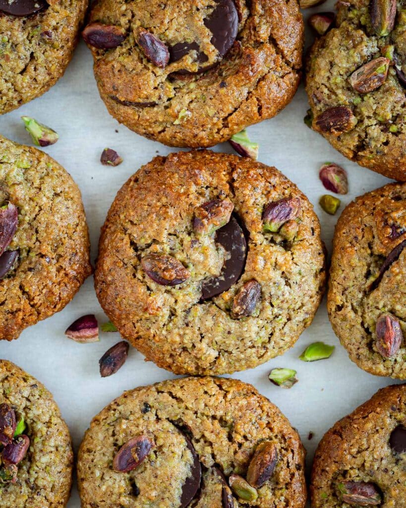 Découvrez nos cookies vegan à la pistache : une recette sans beurre, sans œuf et sans gluten, croquante et pleine de goût. Parfaits pour un goûter rapide.
