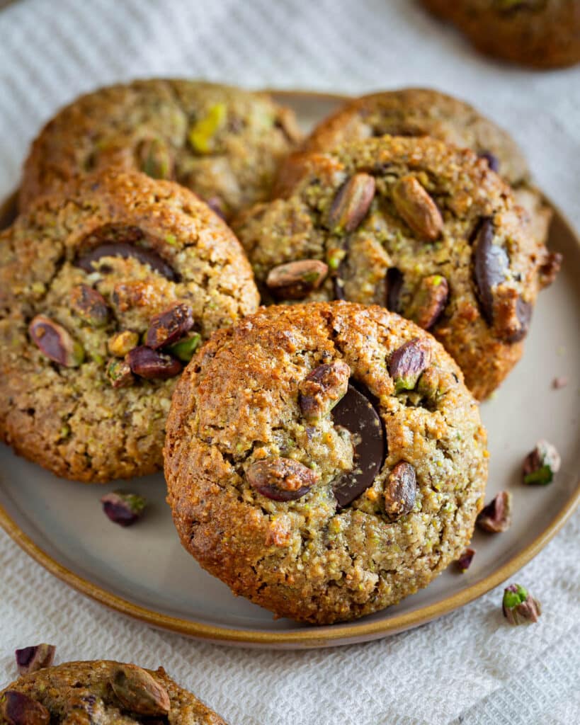 Découvrez nos cookies vegan à la pistache : une recette sans beurre, sans œuf et sans gluten, croquante et pleine de goût. Parfaits pour un goûter rapide.