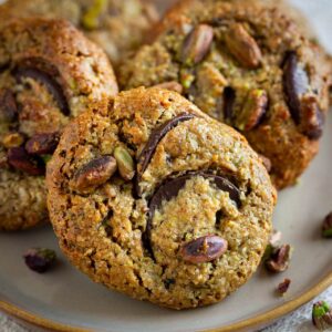Découvrez nos cookies vegan à la pistache : une recette sans beurre, sans œuf et sans gluten, croquante et pleine de goût. Parfaits pour un goûter rapide.